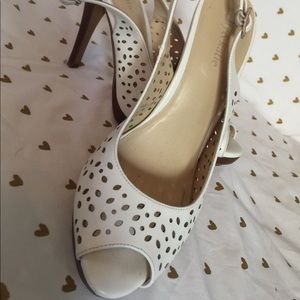 Kelly & Katie White Slingback Heels / Sandals